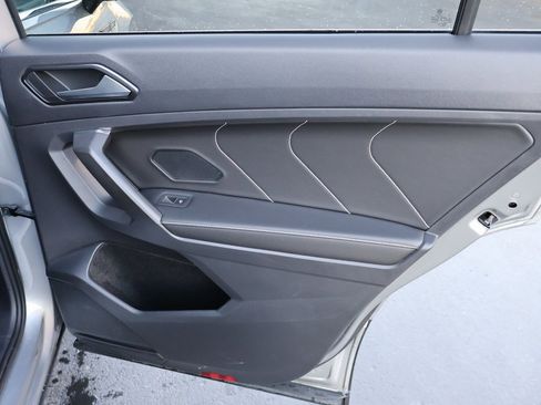 Used 2022 Volkswagen Tiguan SE w/ Panoramic Sunroof Package image 17