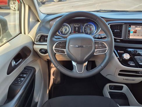 Used 2023 Chrysler Voyager LX image 25