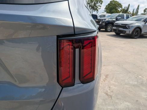 Certified 2025 Kia Sorento S FWD image 11