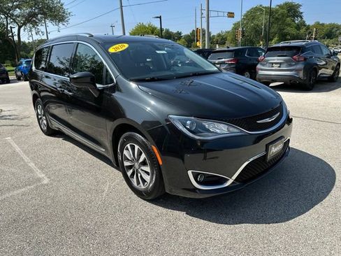 Used 2020 Chrysler Pacifica Touring-L Plus FWD image 4