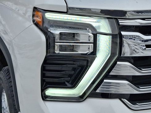 Used 2024 Chevrolet Silverado 2500 High Country w/ High Country Premium Package image 9