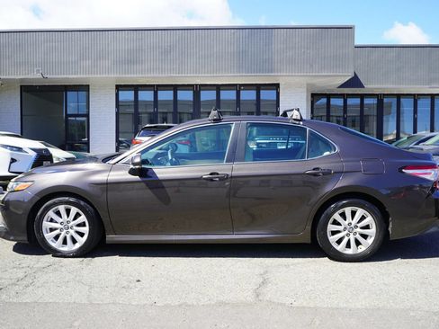 Used 2018 Toyota Camry LE FWD image 2
