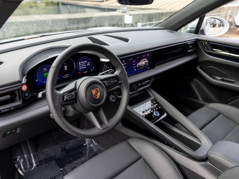 New 2025 Porsche Macan Electric image 4