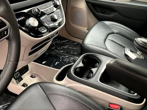 Used 2024 Chrysler Pacifica Touring-L FWD image 15