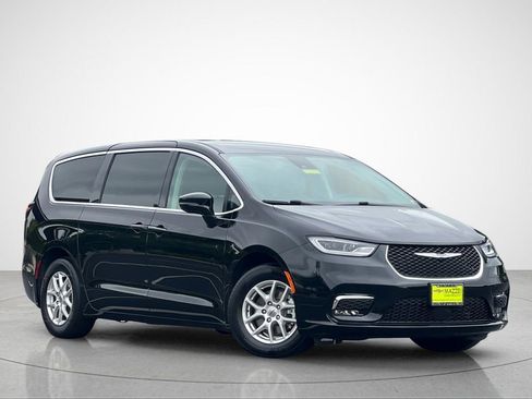 Used 2024 Chrysler Pacifica Touring-L FWD image 2