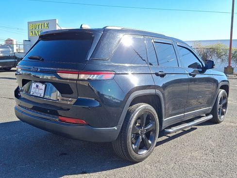 Used 2023 Jeep Grand Cherokee Altitude image 7