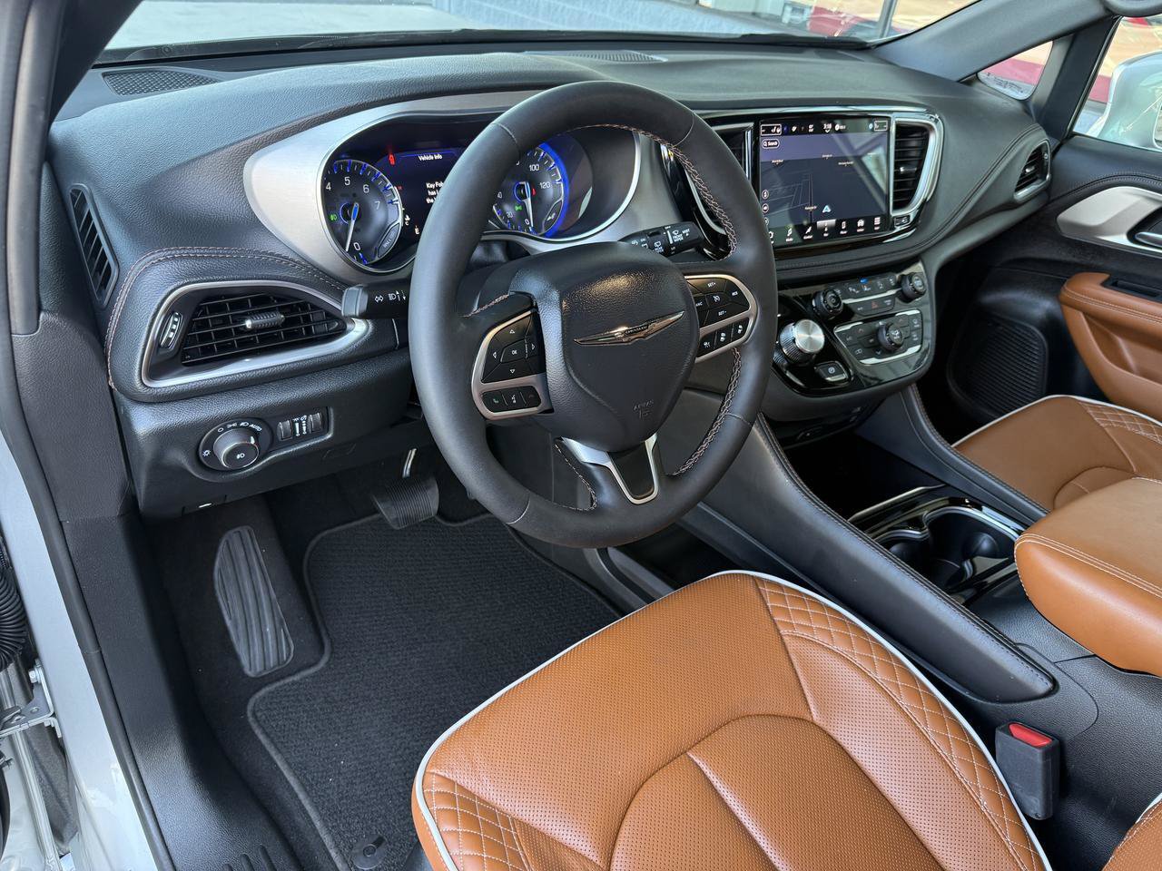 Used 2024 Chrysler Pacifica Pinnacle FWD image 16