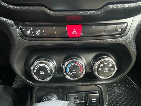 Used 2017 Jeep Renegade Latitude w/ Cold Weather Group image 23