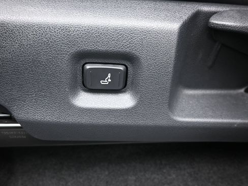 Used 2025 Toyota Tacoma SR5 w/ SR5 Upgrade Package AWD/4WD image 33