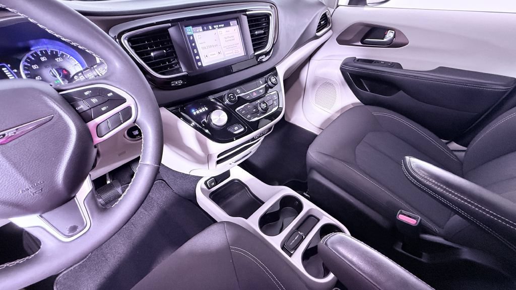 Used 2023 Chrysler Voyager LX FWD image 15