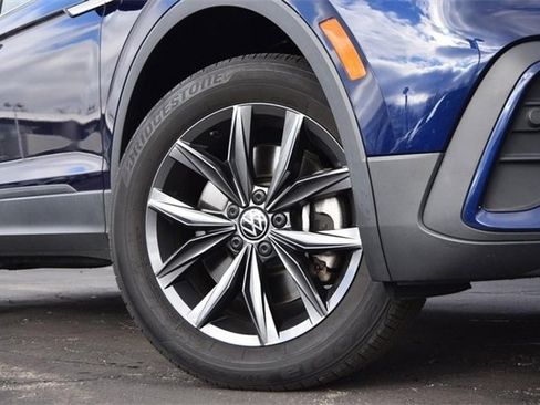 Certified 2023 Volkswagen Tiguan SE w/ Panoramic Sunroof Package image 3