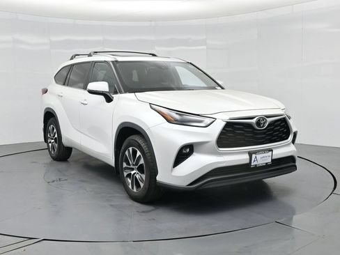 Used 2023 Toyota Highlander XLE AWD/4WD image 26
