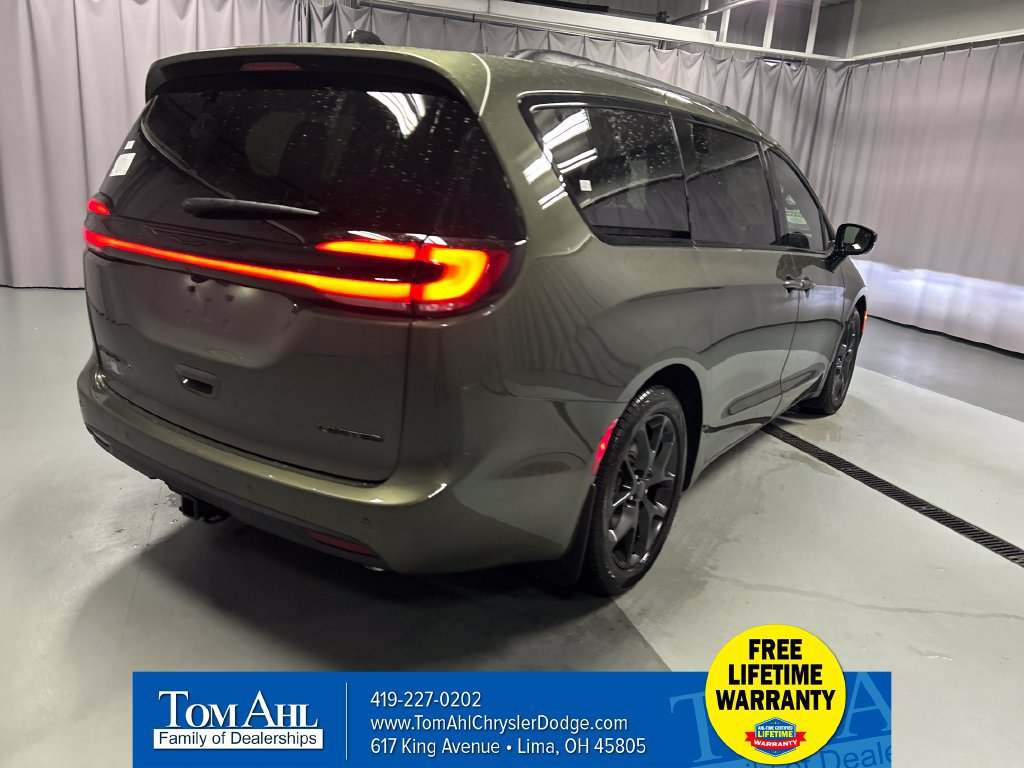 New 2027 Chrysler Pacifica Limited FWD image 7