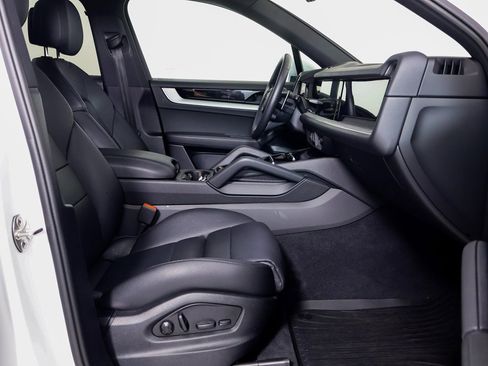 Used 2025 Porsche Cayenne image 8