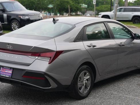 Used 2025 Hyundai Elantra SE FWD image 5