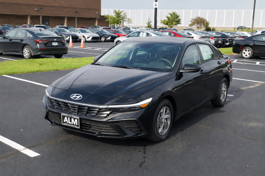 New 2026 Hyundai Elantra SE FWD image 1