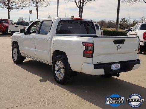 Used 2022 Nissan Frontier SV image 2