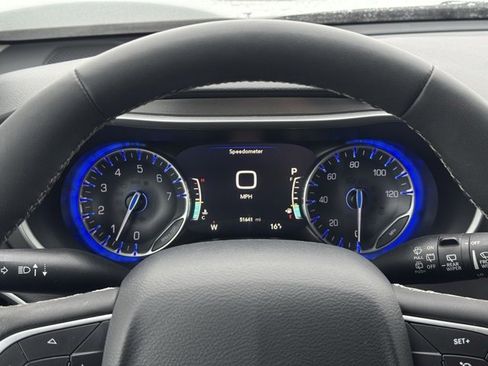 Used 2024 Chrysler Pacifica Touring-L image 28