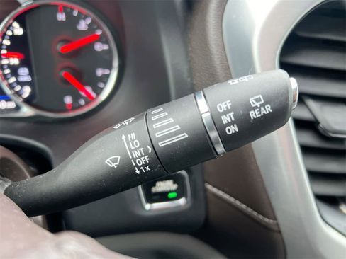 Used 2020 GMC Acadia SLT w/ Driver Alert Package II image 25