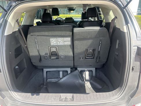 Used 2025 Kia Carnival FWD image 27