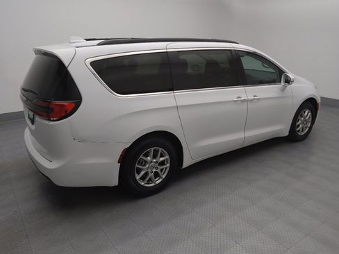 Used 2022 Chrysler Pacifica Touring-L image 10