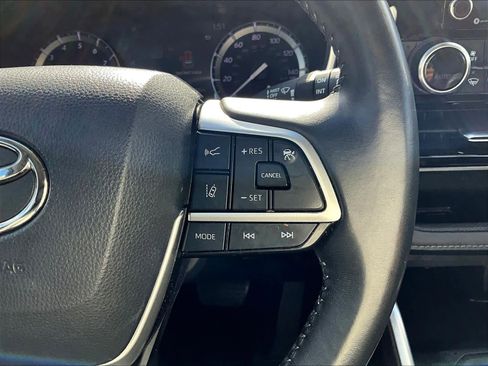 Used 2022 Toyota Highlander XLE image 25
