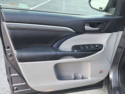 Used 2018 Toyota Highlander Limited FWD image 16