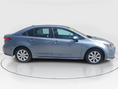 Used 2021 Toyota Corolla LE image 2