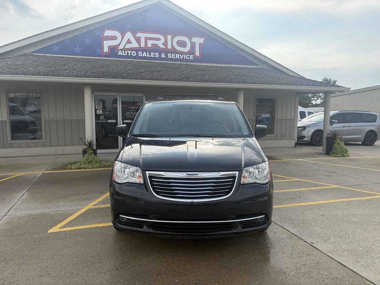 Used 2016 Chrysler Town & Country Touring FWD image 2