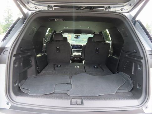 Used 2025 Chevrolet Traverse LT image 32