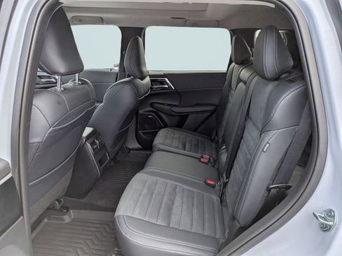 Used 2025 Mitsubishi Outlander AWD image 13