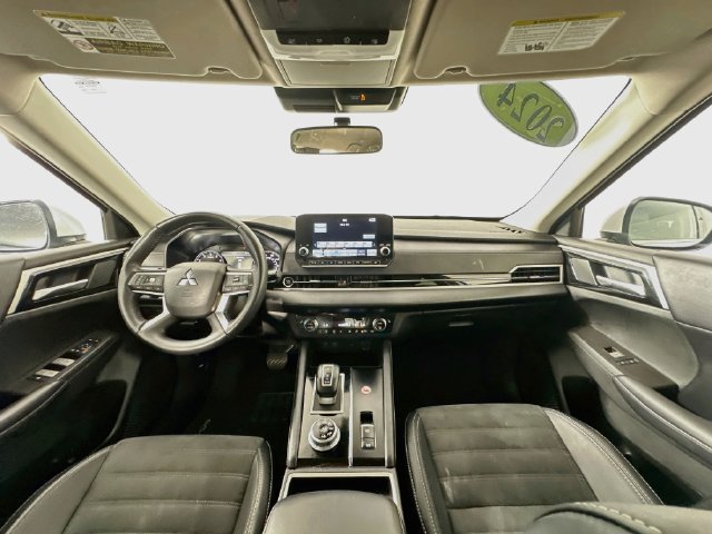 Used 2024 Mitsubishi Outlander SE AWD/4WD image 3