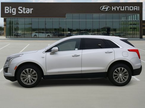 Used 2017 Cadillac XT5 Luxury image 2