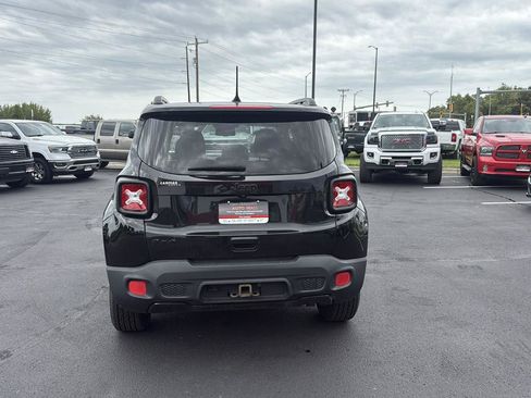 Used 2018 Jeep Renegade Altitude w/ UConnect 8.4 Nav Group AWD/4WD image 4