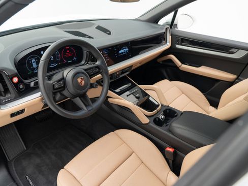 Certified 2026 Porsche Cayenne AWD/4WD image 4