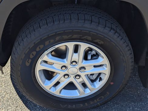 New 2025 Jeep Grand Cherokee Laredo image 7