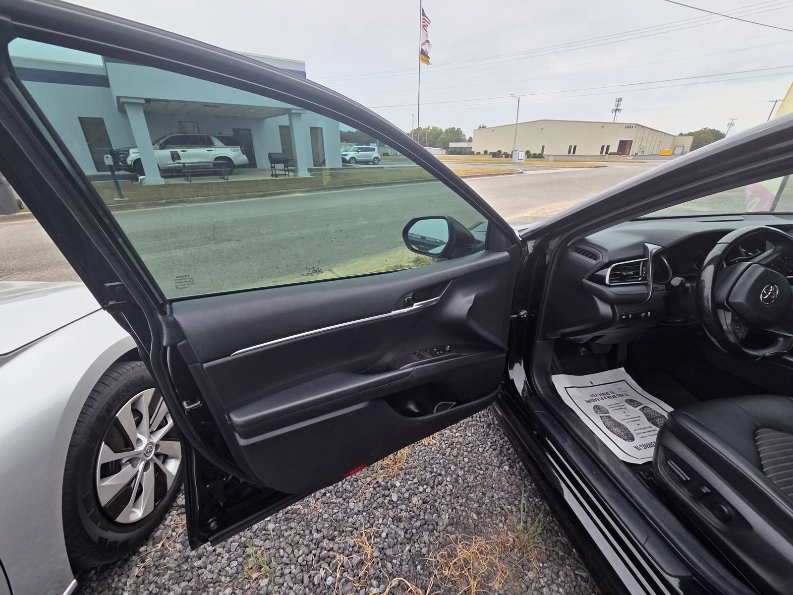 Used 2022 Toyota Camry SE FWD image 6