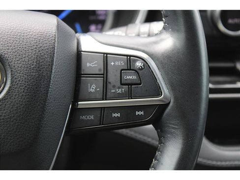 Used 2021 Toyota Highlander XLE AWD/4WD image 20