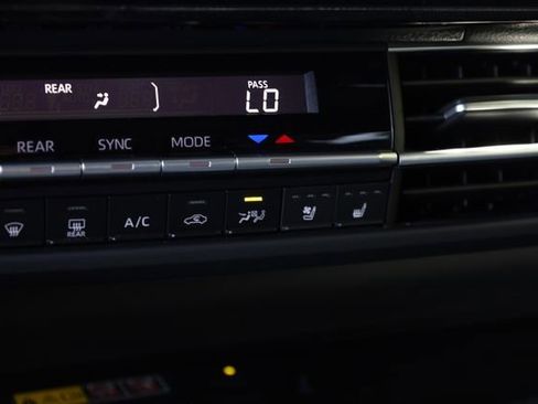 Used 2025 Toyota Sienna Platinum image 5