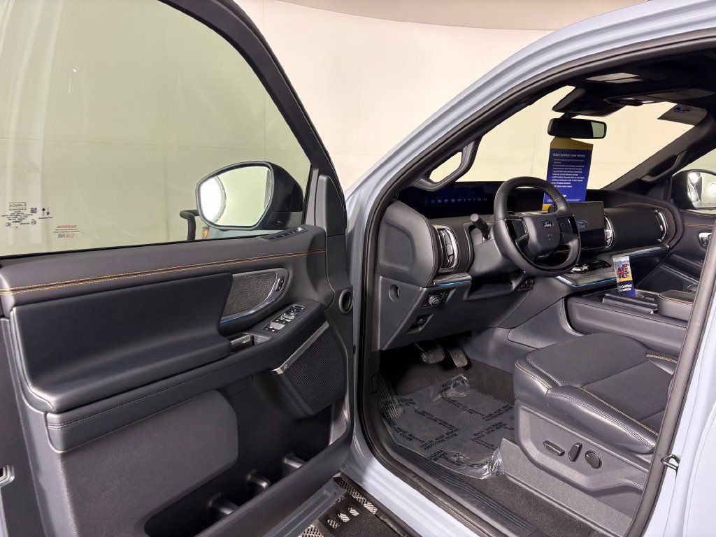 Used 2025 Ford Expedition Tremor AWD/4WD image 12