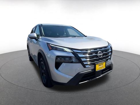 Used 2025 Nissan Rogue SV AWD/4WD image 3