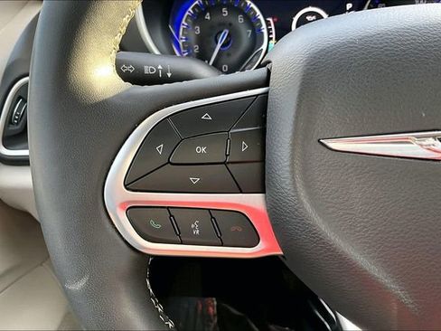 Used 2024 Chrysler Pacifica Touring-L image 18