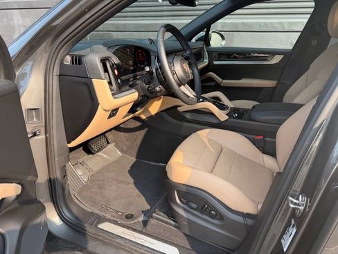 Certified 2026 Porsche Cayenne AWD/4WD image 4