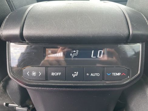Used 2024 Toyota Highlander XLE AWD/4WD image 29