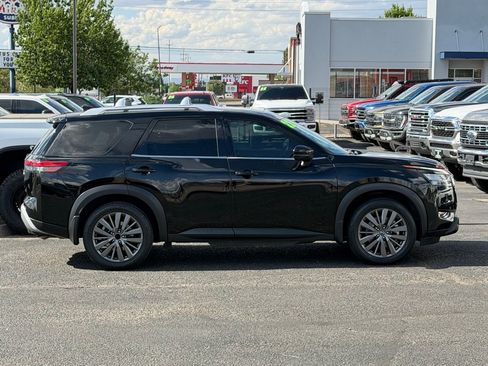 Used 2022 Nissan Pathfinder SL w/ SL Premium Package FWD image 3
