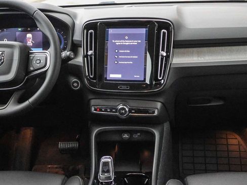 New 2025 Volvo XC40 B5 Plus w/ Protection Package Premier image 24