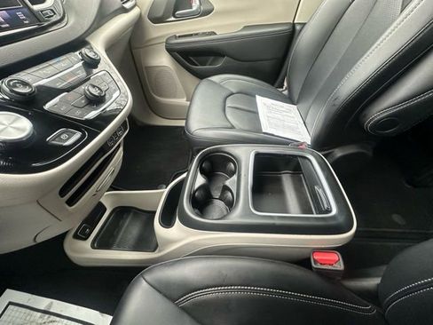 Used 2024 Chrysler Pacifica Touring-L image 26