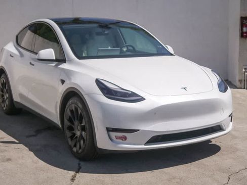 Used 2022 Tesla Model Y Long Range AWD/4WD image 3