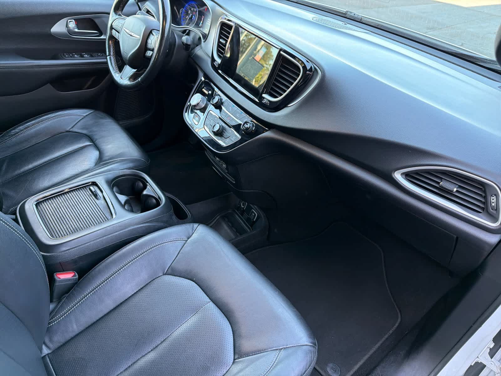 Used 2021 Chrysler Pacifica Touring-L w/ S Appearance Package FWD image 17