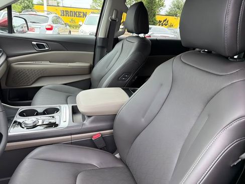 New 2026 Kia Carnival EX FWD image 17